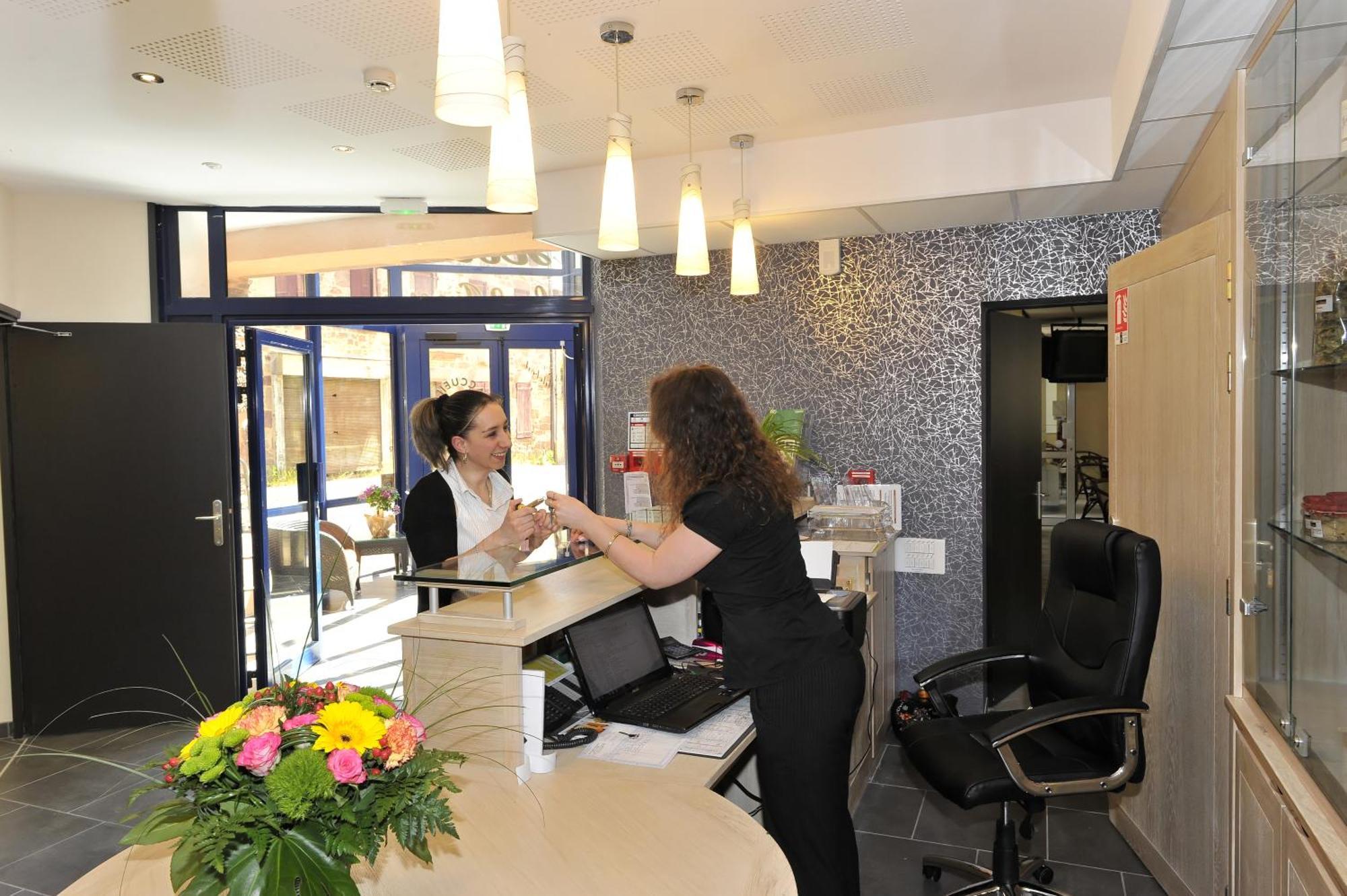 בנסאק Logis Hotel Restaurant Les 2 Rives - A75, En Bordure De Riviere מראה חיצוני תמונה