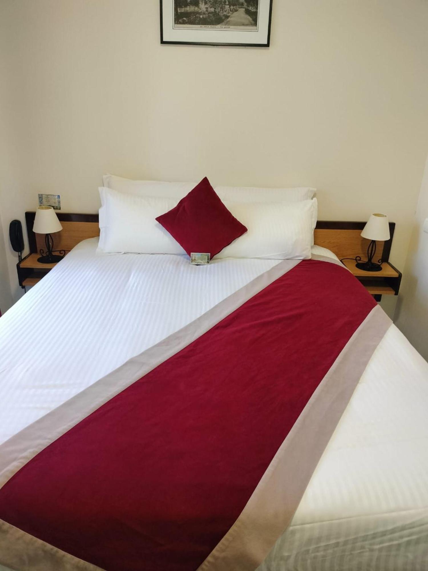 בנסאק Logis Hotel Restaurant Les 2 Rives - A75, En Bordure De Riviere מראה חיצוני תמונה